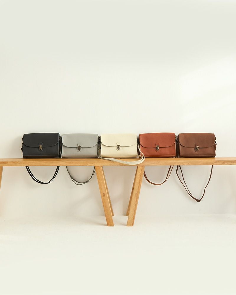 左からクロ、グレー、バニラ、レンガ、ダークブラウン