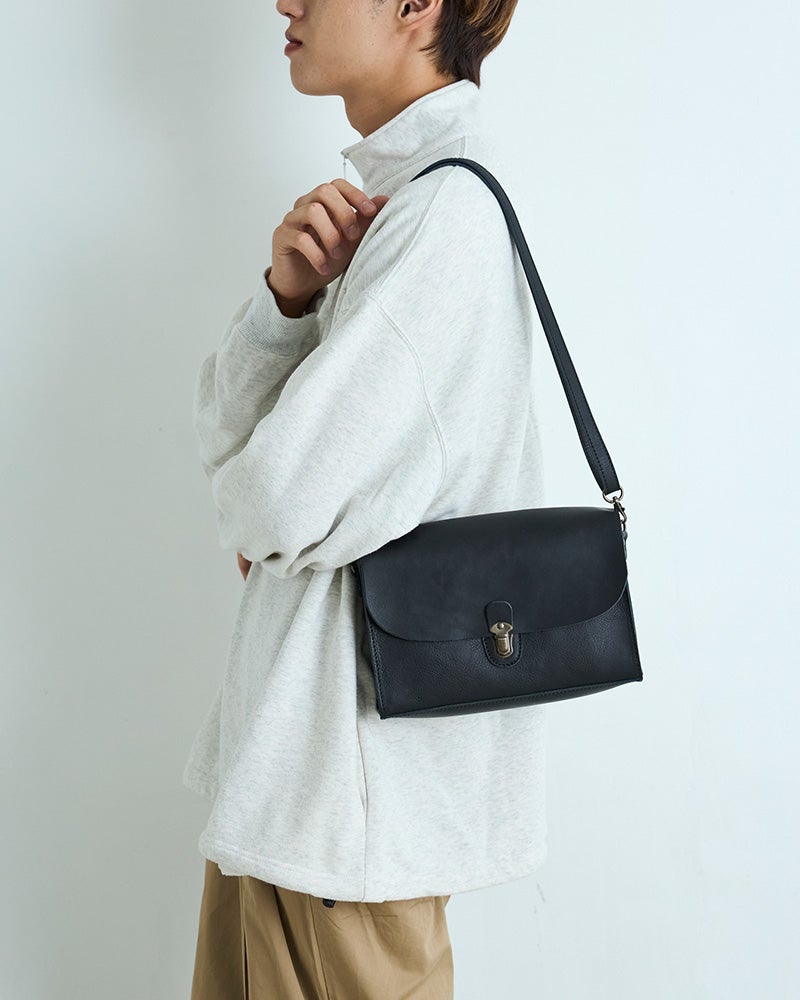 落ち着いた印象でどんな服にも合う定番のブラック