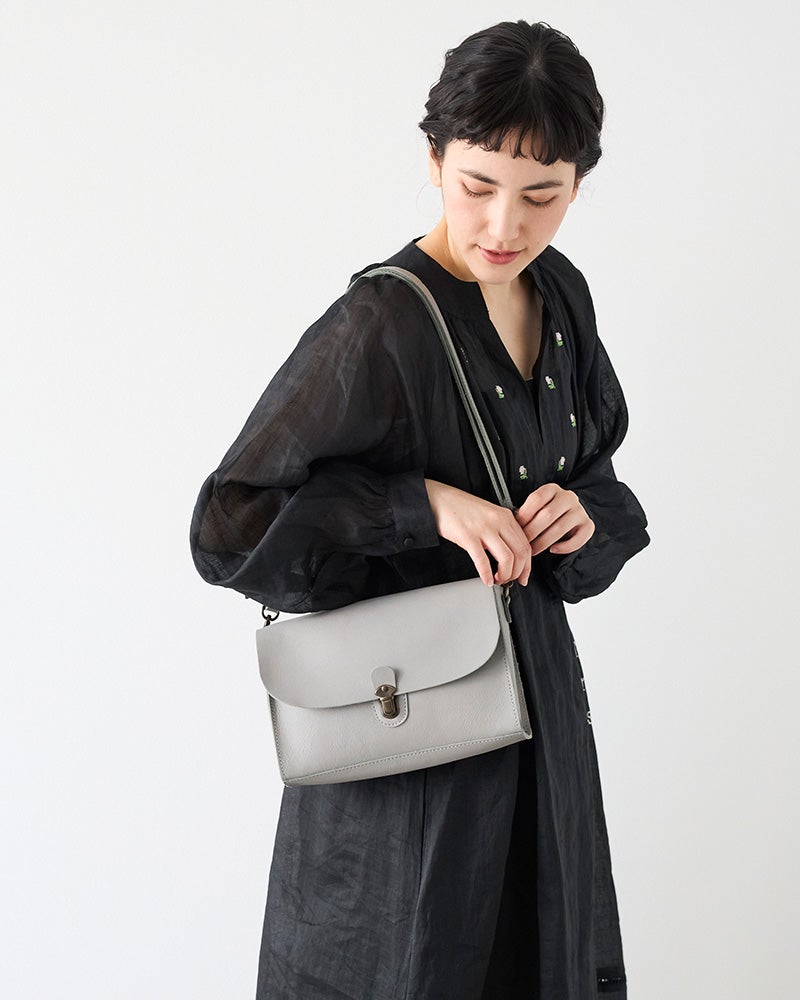 おしゃれにスッキリ引き締めてくれるグレー