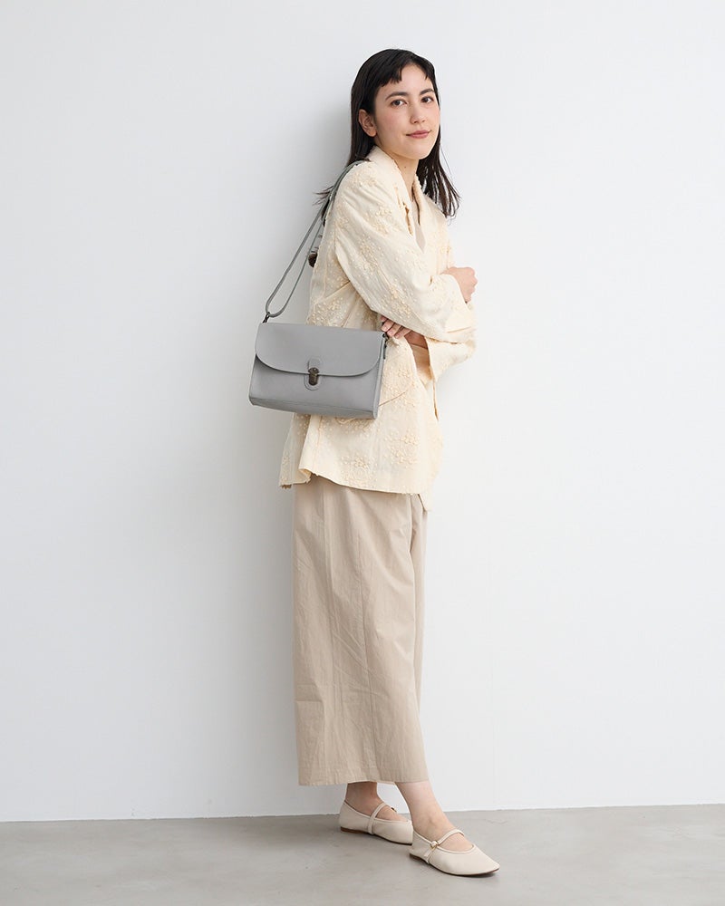 通勤用にも。万能なグレー