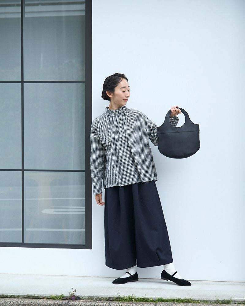 カジュアルにもフォーマルにも持てそうなハンドバッグに
