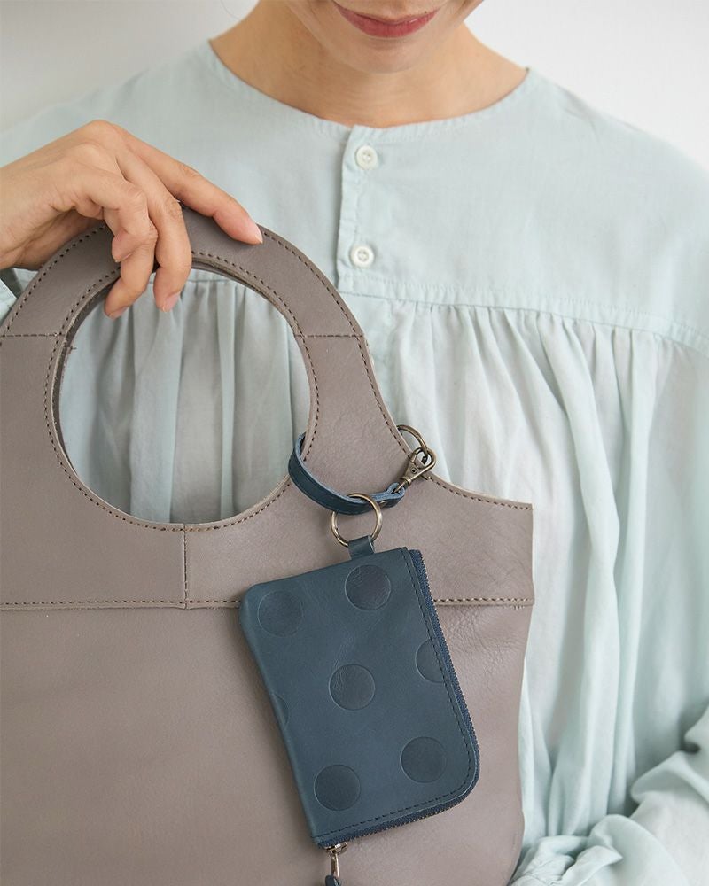 持ち手の部分にカードケースなどを付けてアクアセントにしても◎