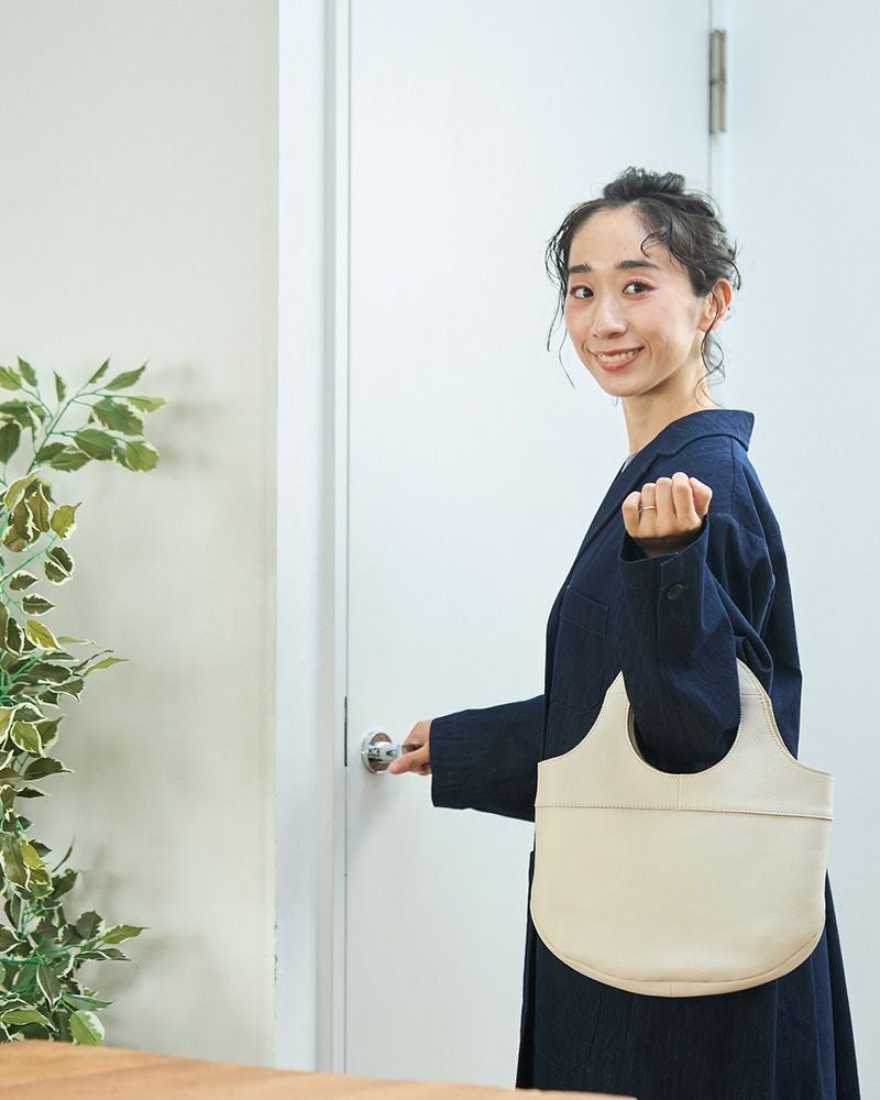 まぁるい持ち手で、コロンとしたフォルムがやさしい「ドーナツ バッグ(M) 」