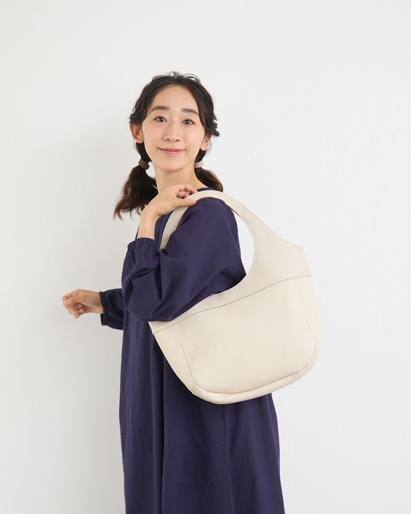 収納力もある大きめトートバッグです（キャラメル）