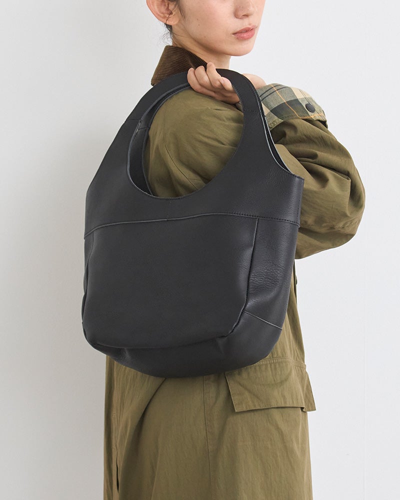 甘いデザインをきゅっと引き締めてくれるブラック