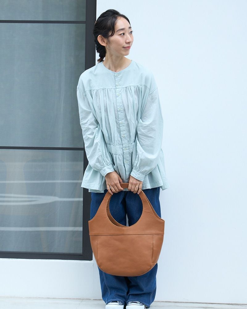 明るめのキャラメルカラーはコーディネートのアクセントにも