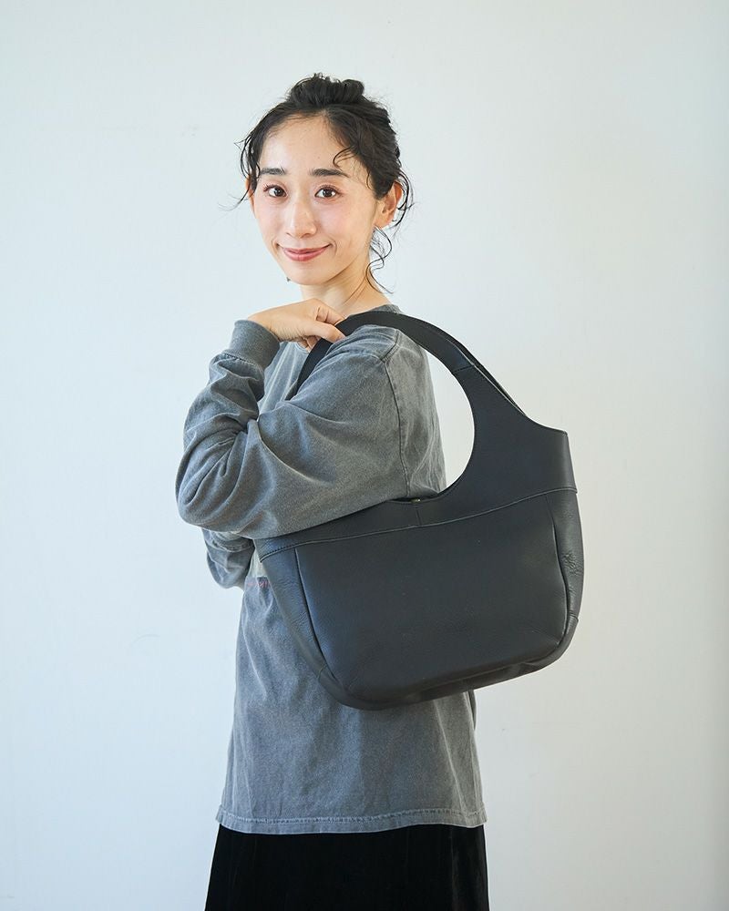 甘くなりすぎず大人可愛いコーディネートにまとめてくれるブラック