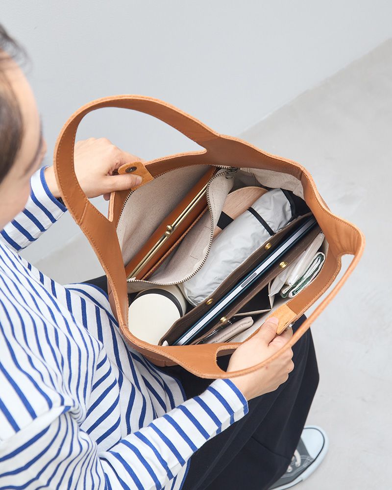 A4サイズも収納可能（マグホックが閉められなくなることがあります）