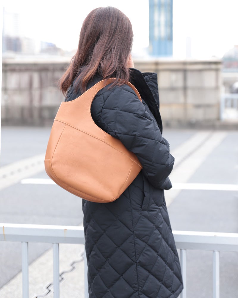 持ち手の穴が広いから、コートも楽に肩掛けできます