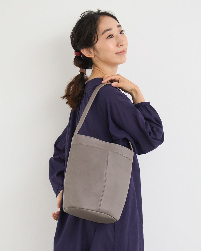 なで肩でも肩からずれにくい革トートバッグ
