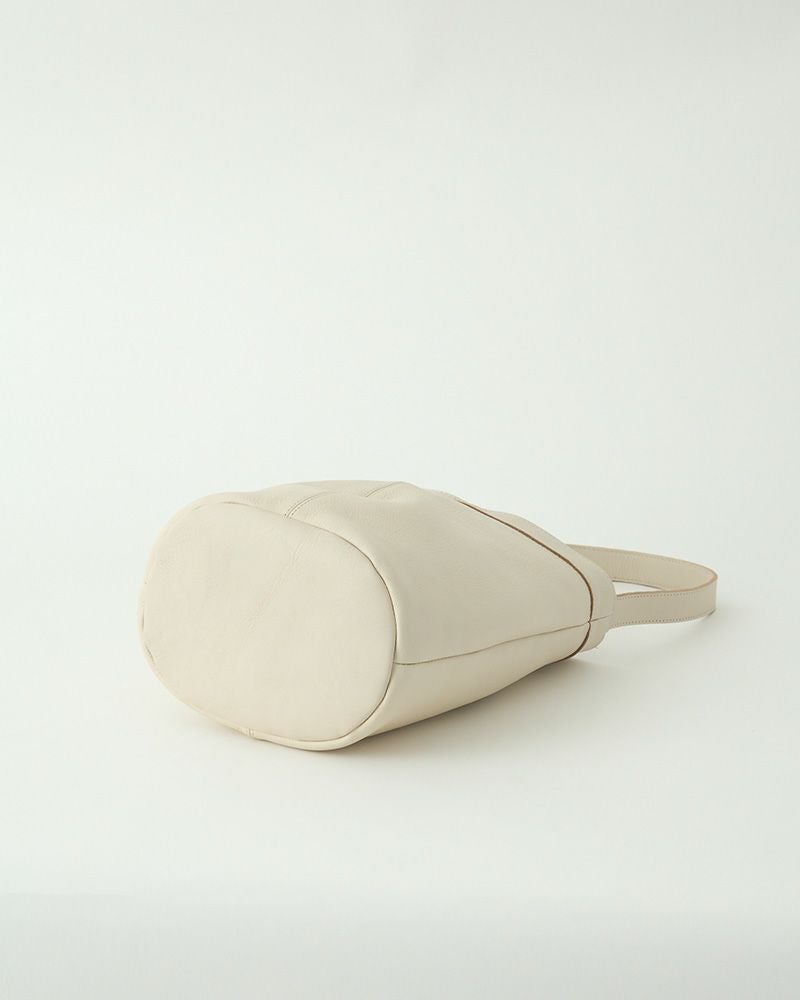 楕円形のマチで中身を入れても形が崩れにくいバッグです