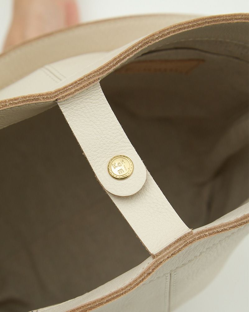 中身が見えにくい安心のマグネット式トート