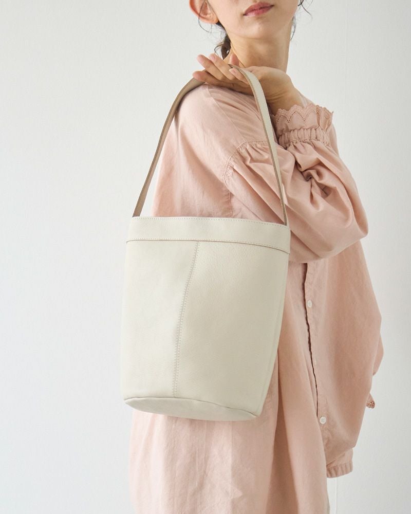 クリーム色が毎日にやさしい彩りを添えるバッグ