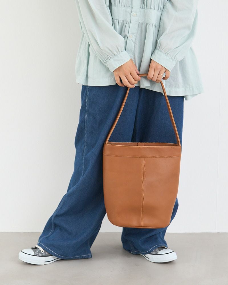 キャメルカラーで落ち着いた印象のmarucoバケツトートバッグ