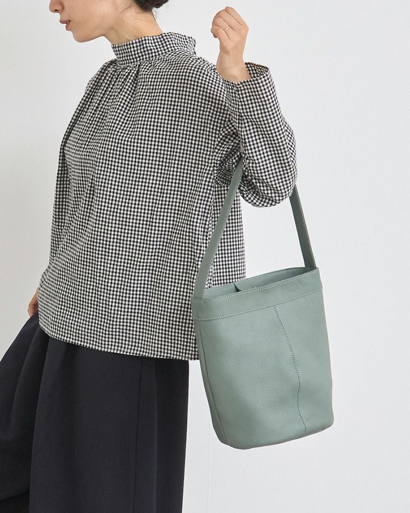 キャットブルーが大人のカジュアルに映える革トートバッグ