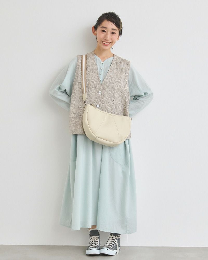 小ぶりに見えて収納力抜群の防水レザーバッグ