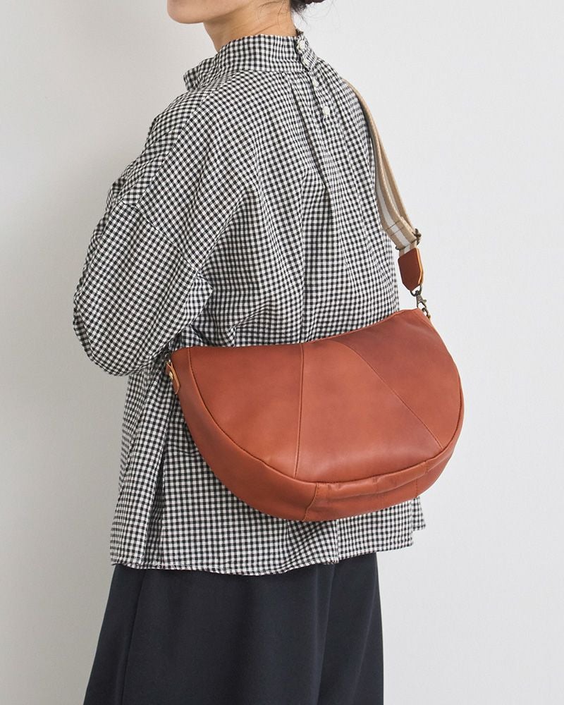 カジュアルにもきれいめにも合う防水バッグ