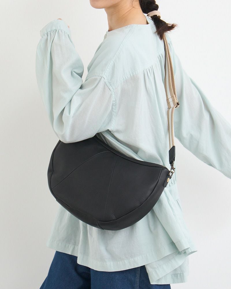 軽やかで肩にフィットするユニセックスショルダー