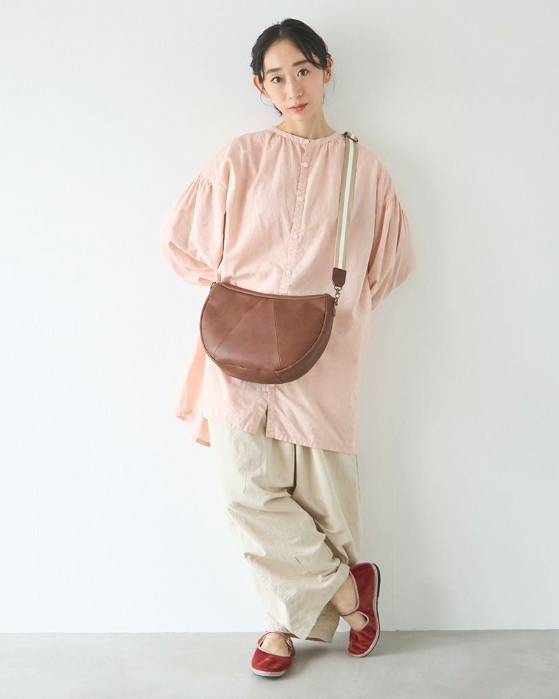 落ち着いたカラーが魅力の防水本革バッグ