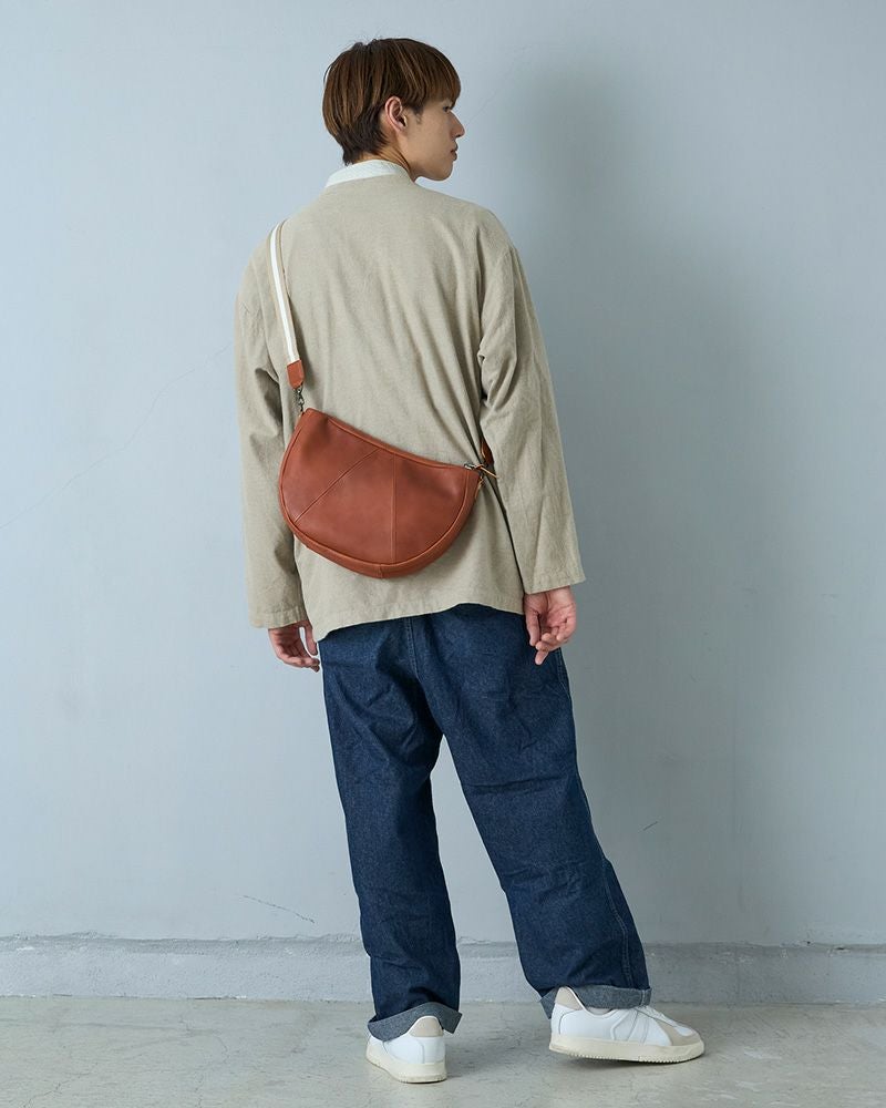 秋冬コーデのアクセントにもなる、レンガカラーの本革バッグ