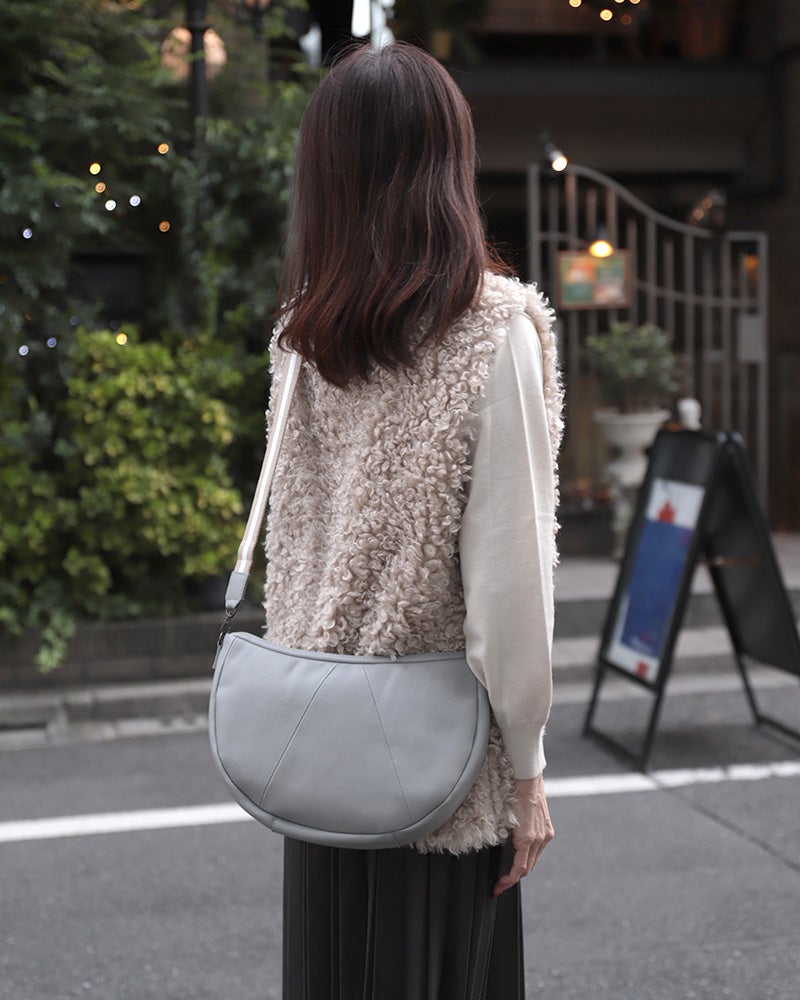 ショルダーバッグの色：グレー