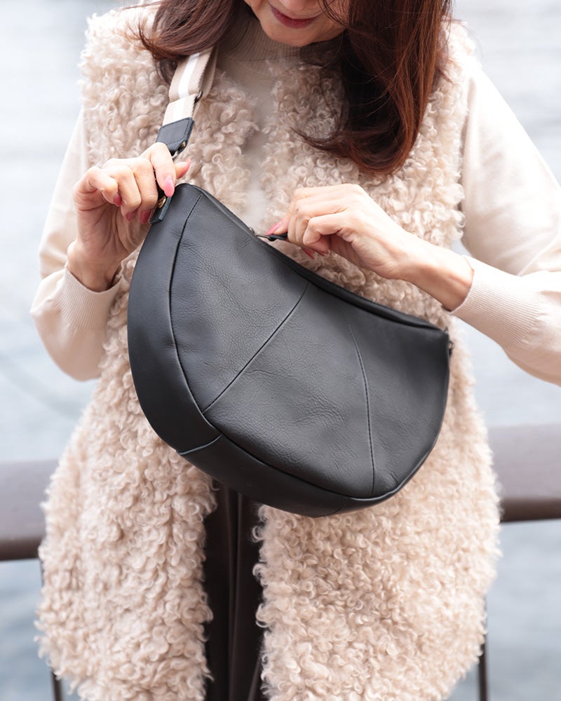 ショルダーバッグの色：クロ