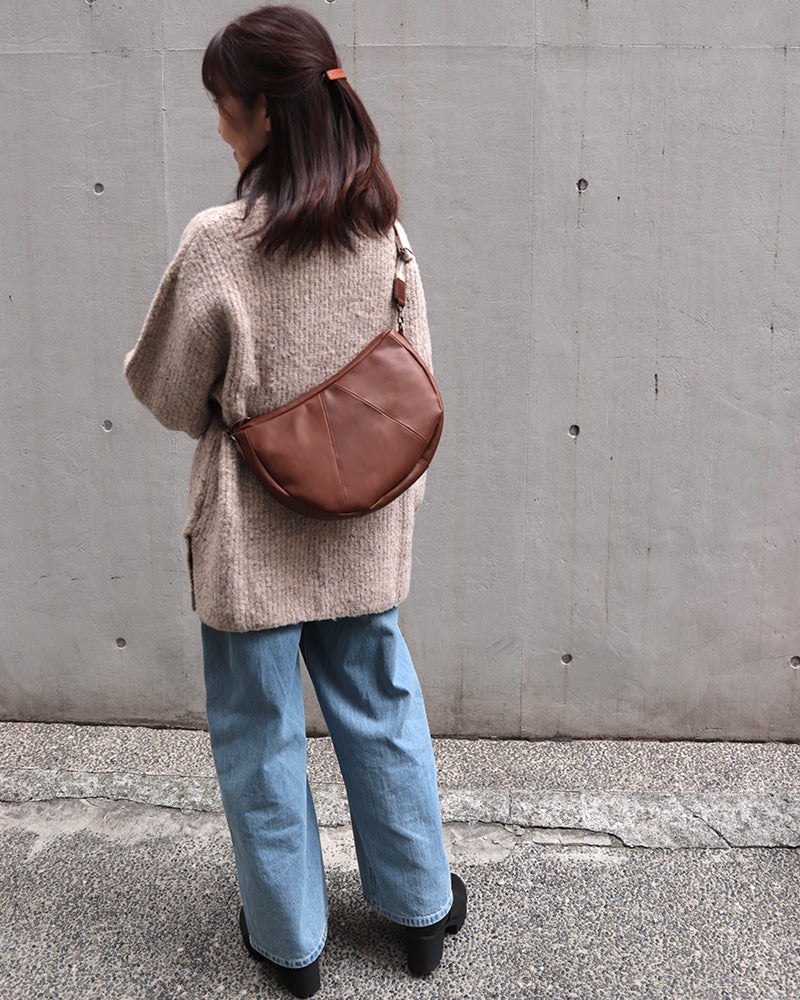 ショルダーバッグの色：ダークブラウン