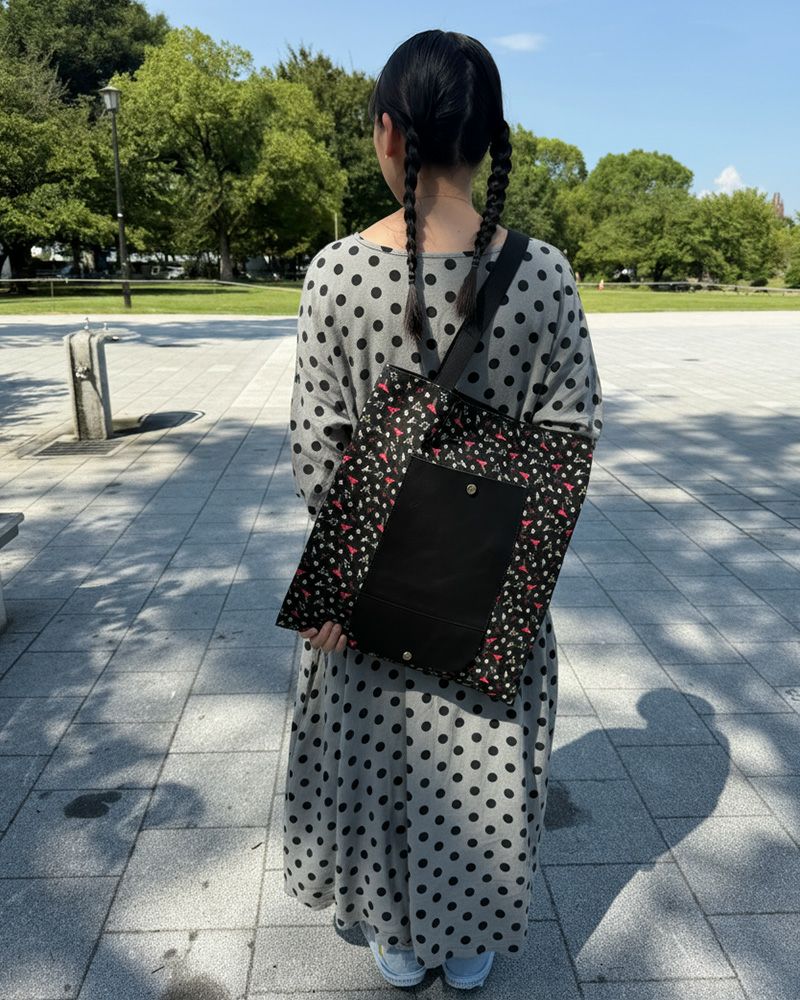 やわらかな布の生地と革のコントラストが唯一無二の存在感（カラー：よるのとり）