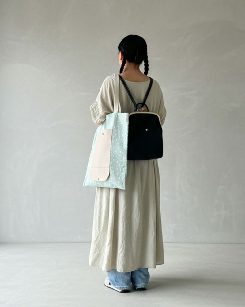 絵本の中から抜け出てきたような遊び心あふれる柄が特徴のコンパクトになるトートバッグ。（カラー：ことりの散歩）