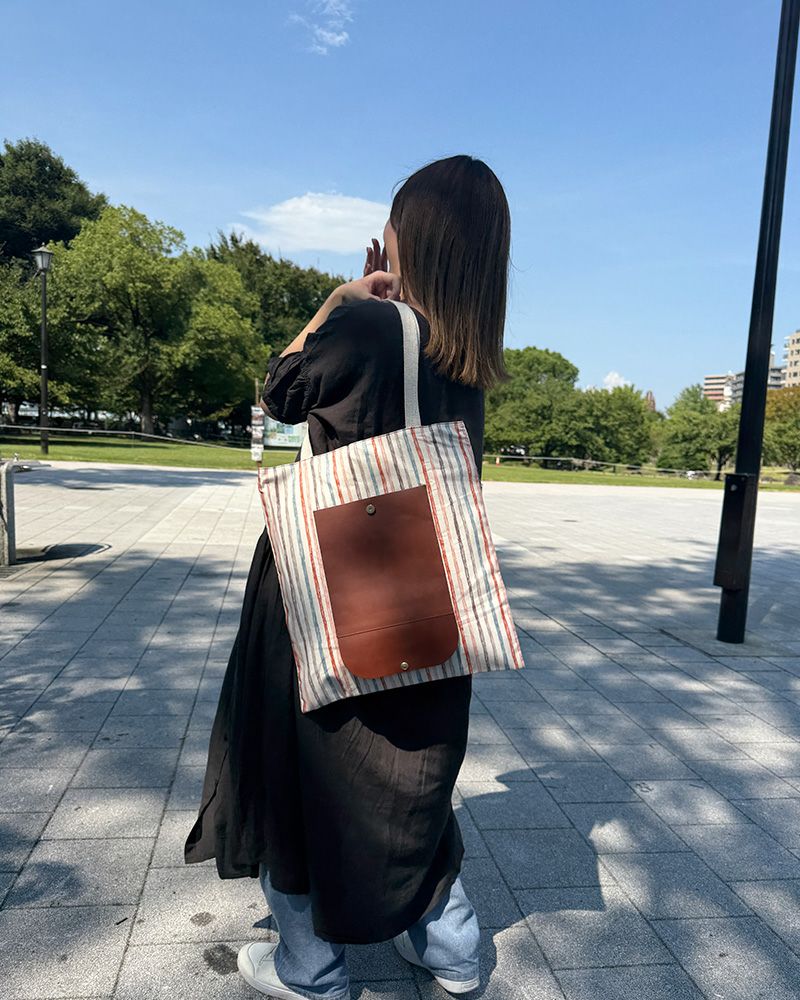 旅行やお買い物のサブバッグとして持ち歩くのにも便利なコットン×レザーのトートバッグ（カラー：あめあがり）