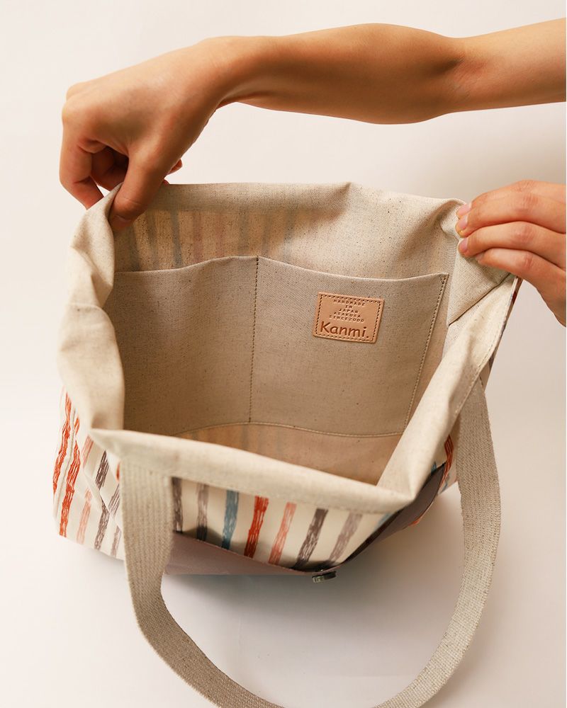 内部にはオープンポケットが２つ。Kanmiのレザータグもついています。