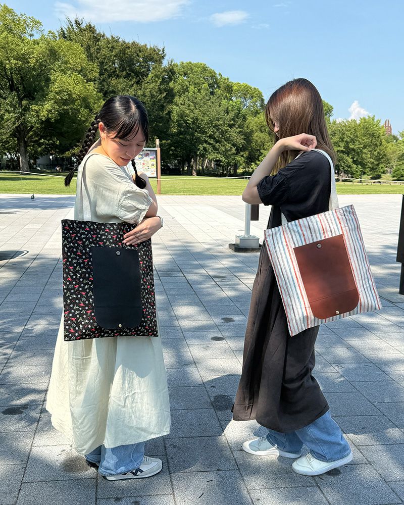 シンプルな装いにもアクセントになる存在感のあるトートバッグ（カラー左：よるのとり、右：あめあがり）
