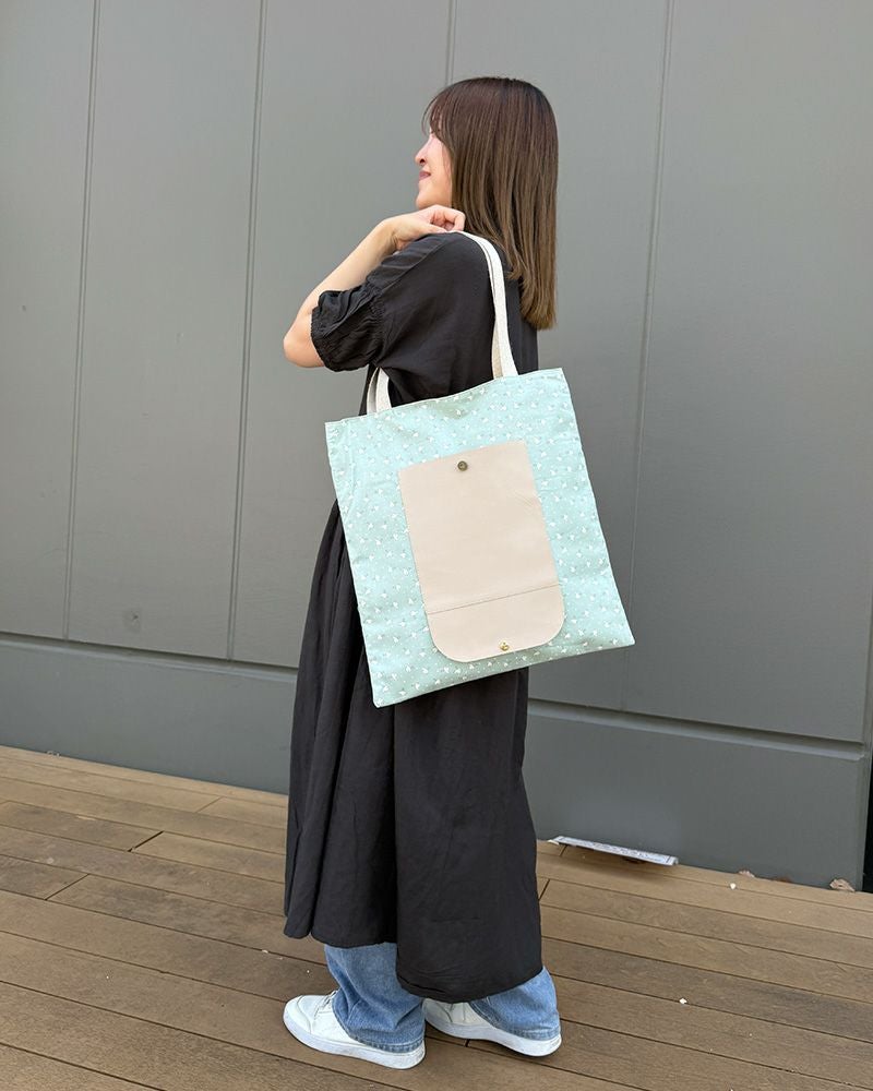 全面に大きくあしらった牛革ポケットはすべすべと指先に馴染むやわらかさ。（カラー：ことりの散歩）