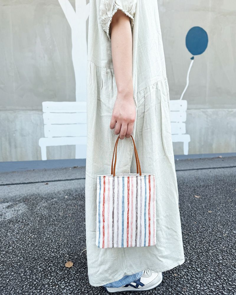 カフェや買い物にぴったりなレトロ柄のポケットトートバッグ