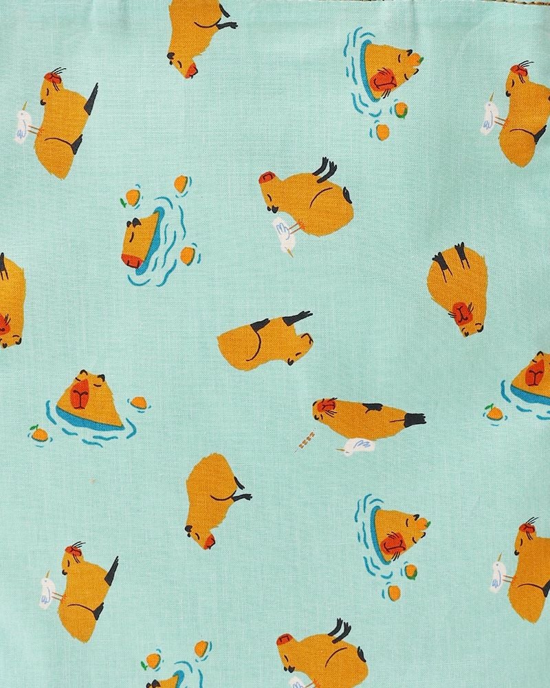 カラー：カピバラの休日／ のんびりと水辺で過ごす午後、時間も一緒にゆるやかに流れる。