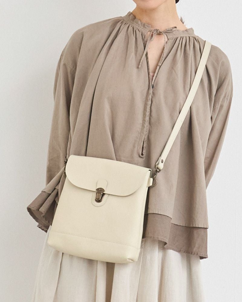 防水レザー仕様で雨の日も安心。長財布やスマホが入るちょうど良いサイズ感のポシェット。旅行にもおすすめ