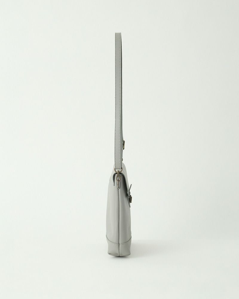 小ぶりながらマチ幅6cmで収納力あり。コスメポーチやハンカチもすっきり収まります。