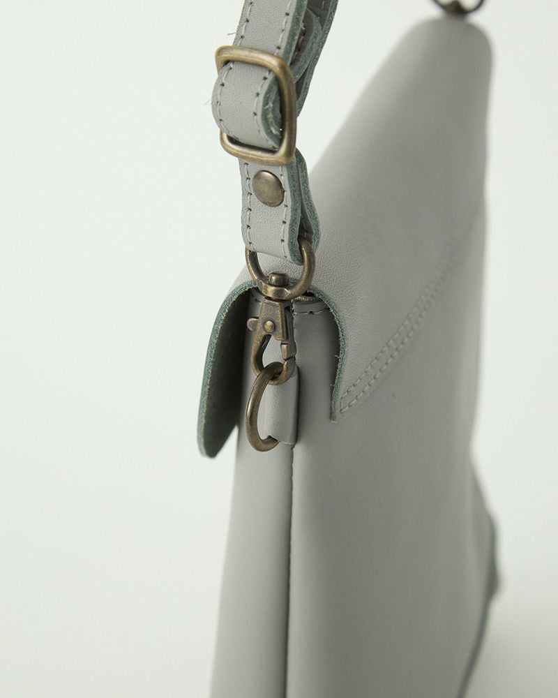 取り外し可能ショルダーでクラッチ風にも。シーンに合わせた持ち方を楽しめます。