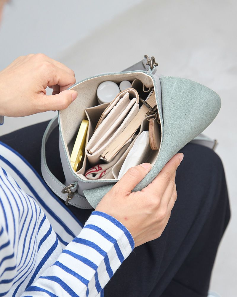 中は明るい裏地で中身が見やすい仕様。お出かけ中のストレスを減らしてくれるバッグです。