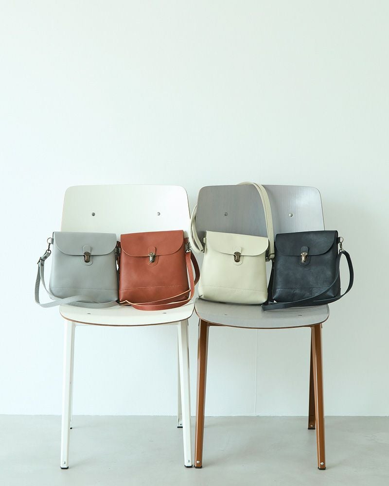 カラーは全5色。軽くて頼れる防水レザー。オンオフ問わず持てる万能ポシェット。