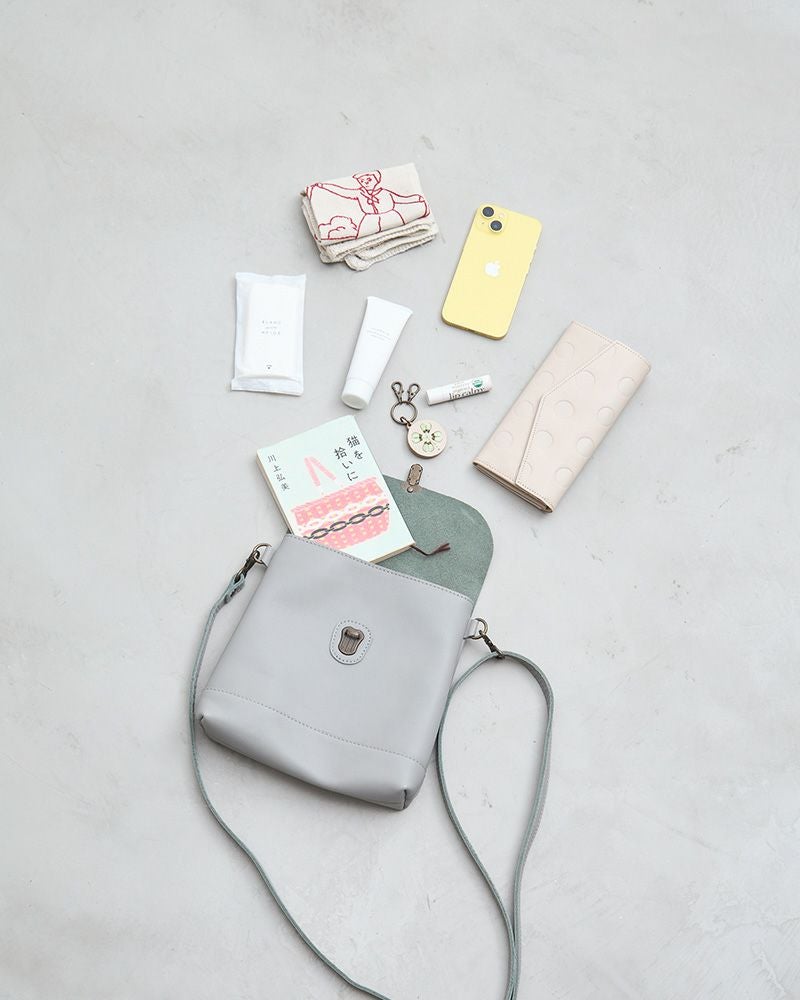 軽やかな見た目と高い収納力。大人の日常に寄り添うポシェットです。