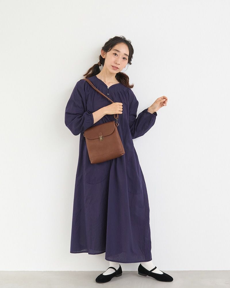 深みのあるダークブラウンはクラシカルな雰囲気。革の質感をより楽しめるカラーです。