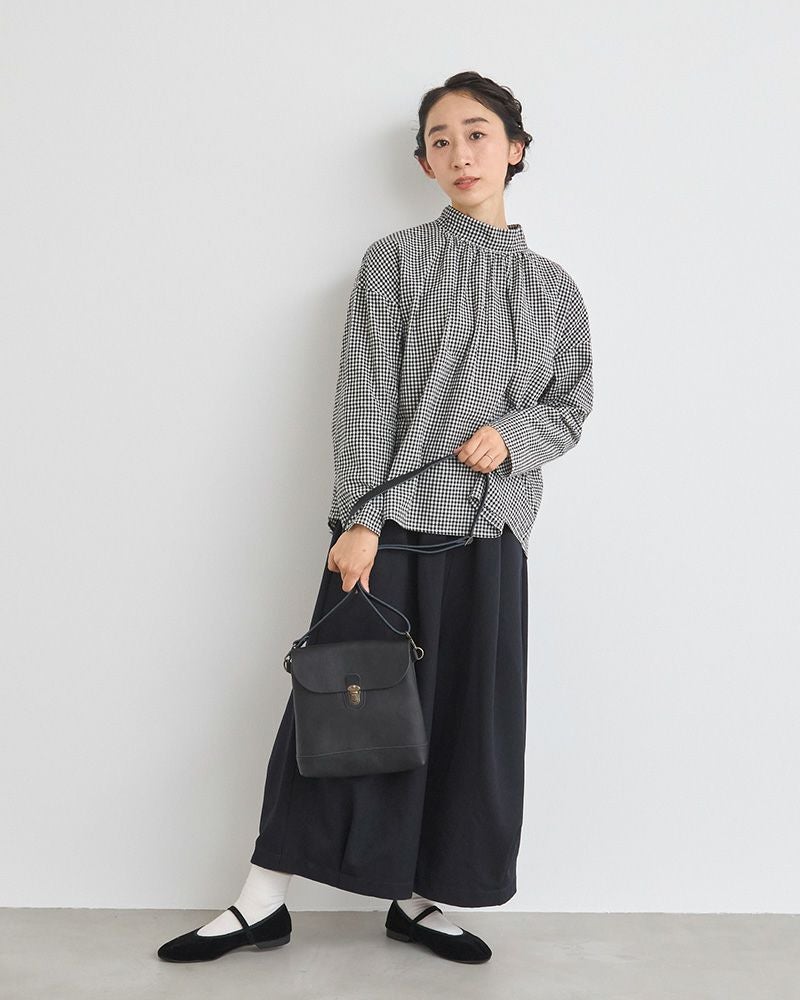 シックなクロはオンオフ兼用に最適。フォーマルにもカジュアルにも合う万能カラー。