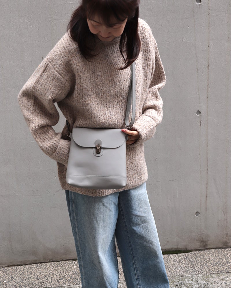 ポシェットの色：グレー