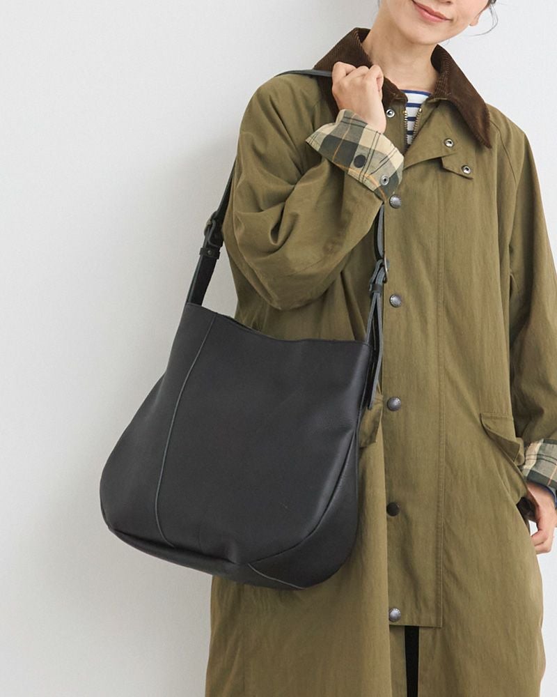 マットなブラックで上品に。フォルムが映える大人ショルダー