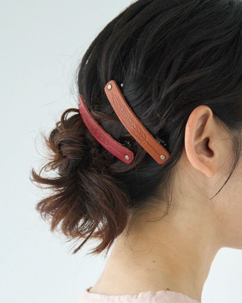型押しの“むぎ”が大人可愛い、レザーのバレッタ