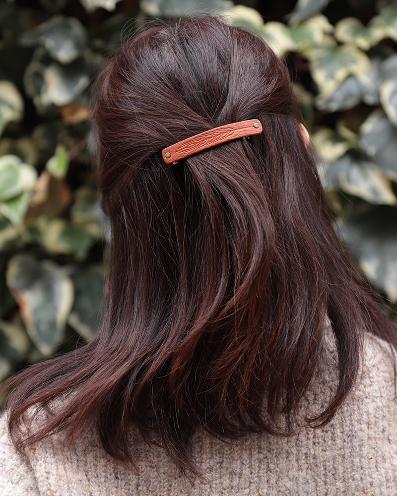 さっとまとまり、上品に整うレザーバレッタ(キャメル)