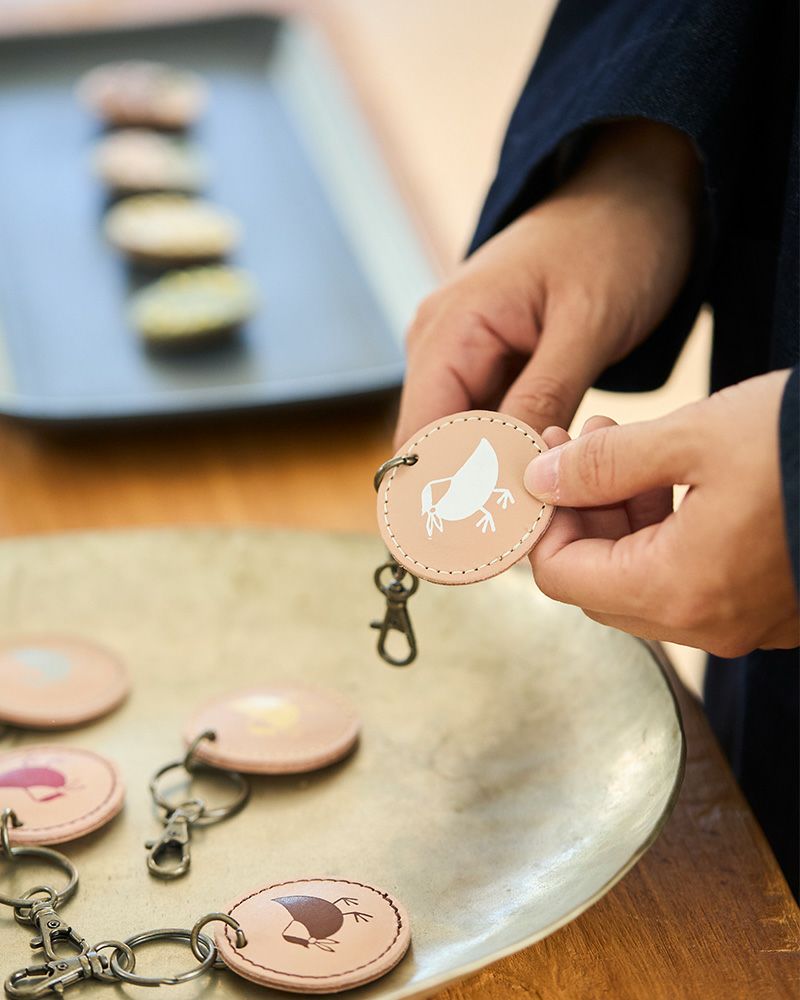小鳥の羽のように優しく寄り添う「スカーフドリ キーリング」 | Kanmi