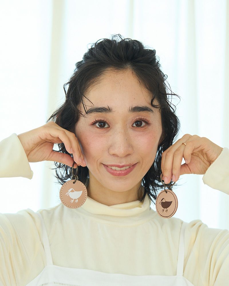 シンプルだけど個性が光る小鳥モチーフ。ナチュラルレザーのやさしい手触りが心地よい本革キーリングです。