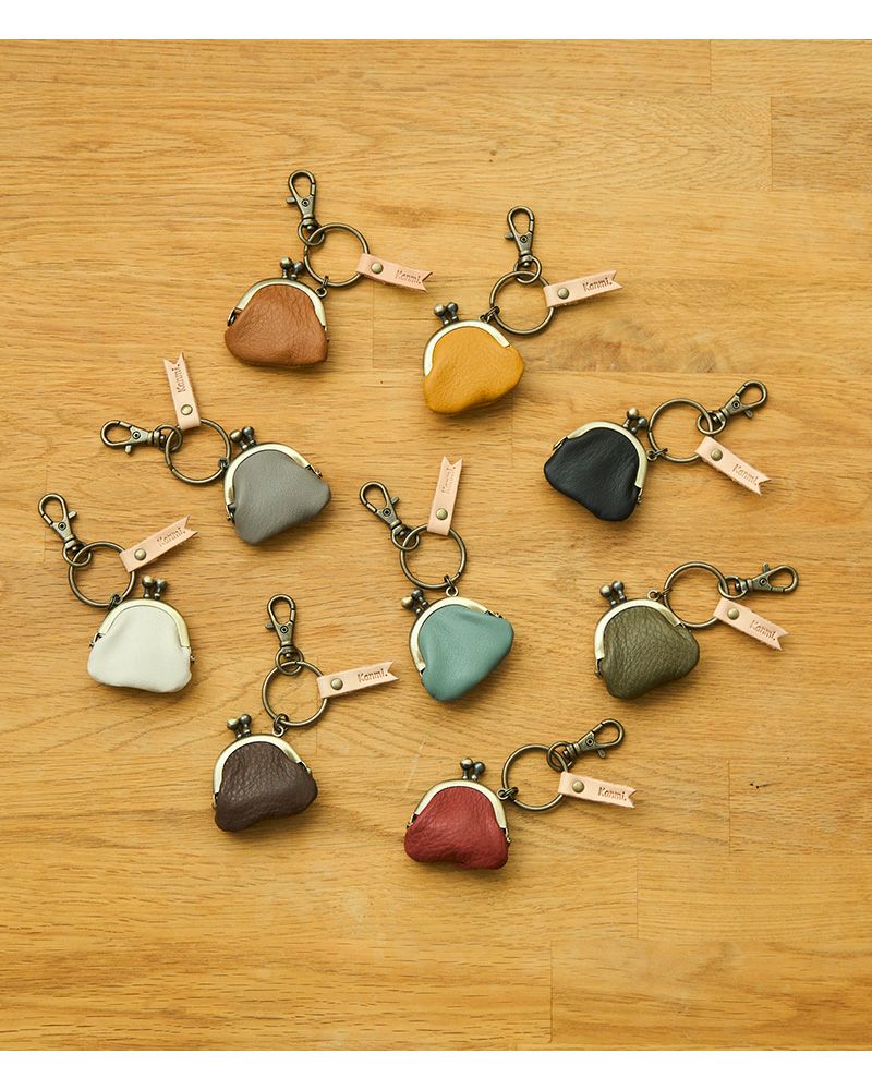 使うほど革がしっとり育つミニがま口。小物収納にちょうどよく、大人のバッグにやさしいアクセントを添えるキーリングです。